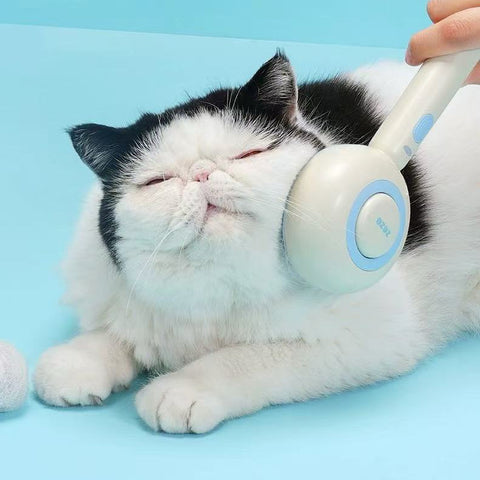 Image of ZEZE Circle Pet Slicker Comb with Lotus Essence being used on a cat - Pets Villa.