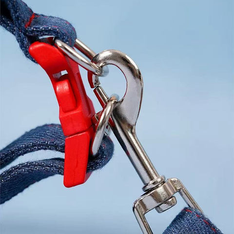 Close up of the lead and clip of ZEZE Denim Pet Harness and Lead - Pets Villa.