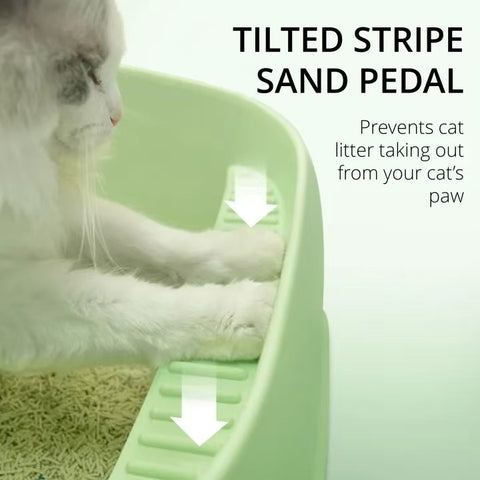 Anti-scatter litter tray with raised back and included scoop, suitable for large cats