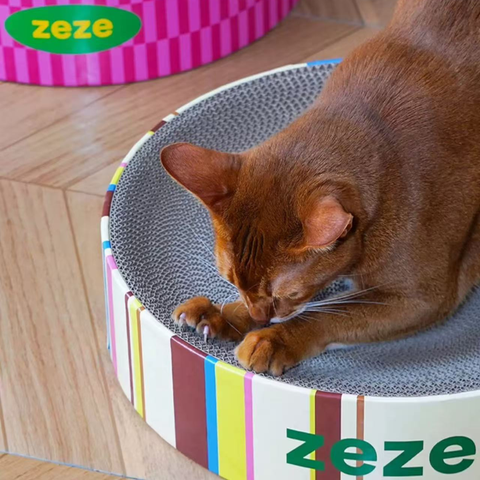 Cat scratching on ZEZE Basics Crater Scratcher - Pets Villa. 