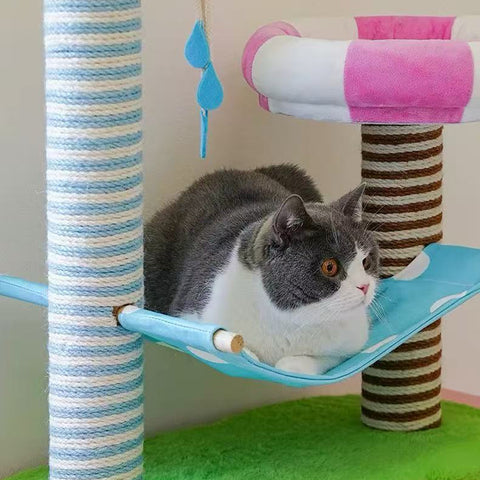 Close up image of the hammock and cat of ZEZE Holiday Bath Cat Platform - Pets Villa. 