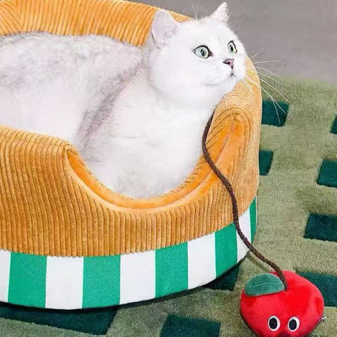 Close up image of ZEZE Yummy Apple Pie Pet House - Pets Villa. 